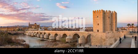 Sonnenuntergang, Puente Romano mit Festungsturm Torre de la Calahorra, römische Brücke über Rio Guadalquivir, hinten Mezquita, Catedral de Cordoba Stockfoto