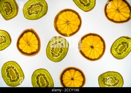 Orange und Kiwi in Scheiben, weißer Hintergrund, Lebensmittelfotografie Stockfoto