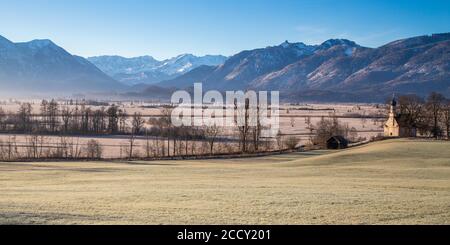 Blick über Murnauer Moos im Winter, in der Vorkapelle St. Georg oder Ramsachkircherl, hinter Wettersteingebirge und Ammergauer Alpen, Murnau an Stockfoto