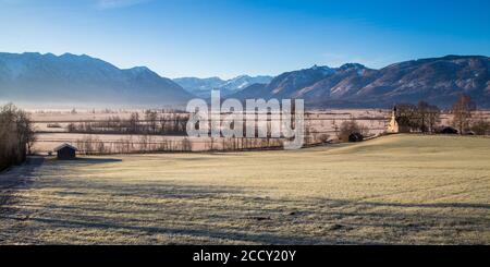 Blick über Murnauer Moos im Winter, in der Vorkapelle St. Georg oder Ramsachkircherl, hinter Wettersteingebirge und Ammergauer Alpen, Murnau an Stockfoto