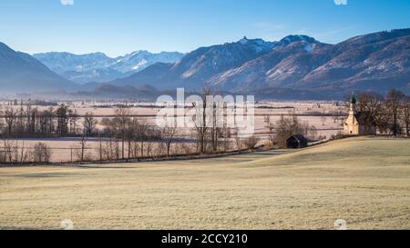 Blick über Murnauer Moos im Winter, in der Vorkapelle St. Georg oder Ramsachkircherl, hinter Wettersteingebirge und Ammergauer Alpen, Murnau an Stockfoto