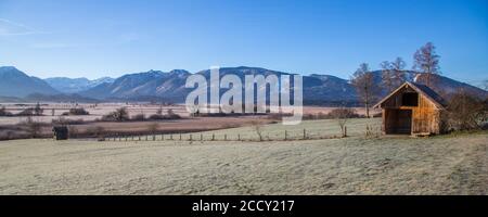 Blick über Murnauer Moos, davor Holzhütte, hinten Wettersteingebirge und Ammergauer Alpen, Murnau am Staffelsee, Bayern, Deutschland Stockfoto