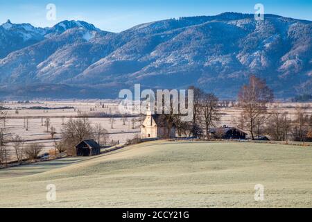 Blick über Murnauer Moos im Winter, in der Vorkapelle St. Georg oder Ramsachkircherl, hinter Ammergauer Alpen, Murnau am Staffelsee, Bayern, Deutschland Stockfoto