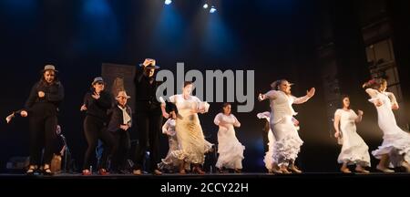 Flamenco-Tänzer treten auf der Bühne auf Stockfoto