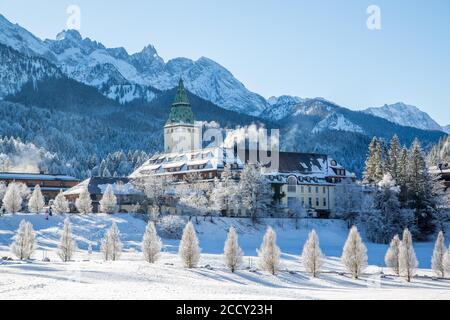 Luxus Hotel Schloss Elmau im Winter, hinter Wettersteinkette, Bayerisches Oberland, Kruen, Bayern, Deutschland Stockfoto