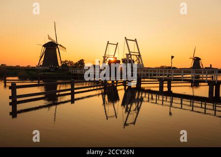 Windmühlen bei Sonnenuntergang, Kinderdijk, UNESCO-Weltkulturerbe, Zuid-Holland, Niederlande Stockfoto
