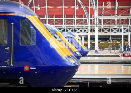 Züge auf Bahnsteigen des Londoner Bahnhofs Paddington Stockfoto