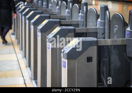 Selektiver Fokus, automatische Ticketbarrieren am Bahnhof London Paddington Stockfoto