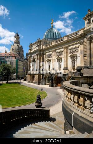 Hochschule der Bildenden Künste, ehemalige Akademie der Künste, im Hintergrund die Frauenkirche, Dresden, Sachsen, Deutschland Stockfoto