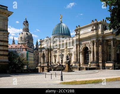 Hochschule der Bildenden Künste, ehemalige Akademie der Künste, im Hintergrund die Frauenkirche, Dresden, Sachsen, Deutschland Stockfoto