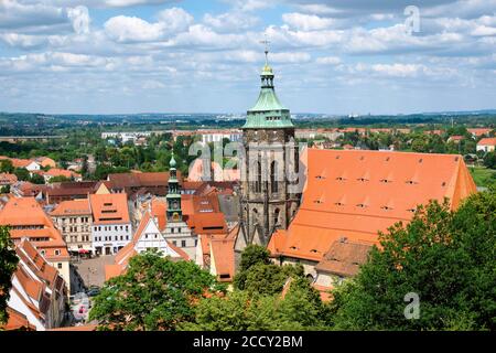 Blick von Sonnenstein auf die Altstadt mit Rathaus und Stadtkirche St. Marien, Pirna, Sächsische Schweiz, Sachsen, Deutschland Stockfoto