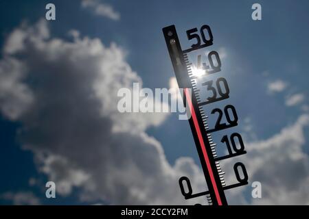 Symbolbild Hitzewelle, Thermometer in der Sonne, 37 Grad Celsius, Baden-Württemberg, Deutschland Stockfoto