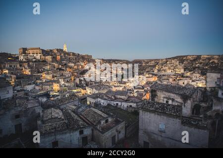 Ein Abend Blick auf die Gebäude der Altstadt namens Sassi, Panoramablick, Matera, Italien Stockfoto