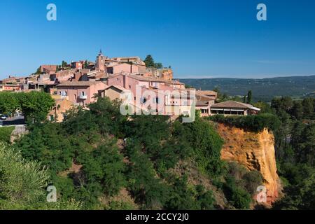 Roussillon Bergdorf auf Ockerfelsen, Provence, Departement Vaucluse, Region Provence-Alpes-Cote d'Azur, Frankreich Stockfoto