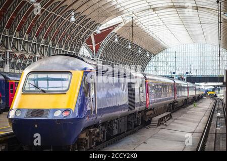 Züge auf Bahnsteigen des Londoner Bahnhofs Paddington Stockfoto