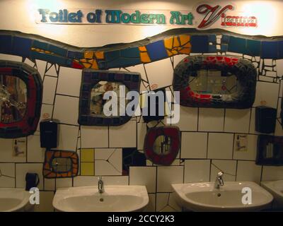 Die öffentliche Toilette in Kalke Village, Wien, Österreich, gestaltet von Friedensreich Hundertwasser: Die Toilette der Moderne Stockfoto