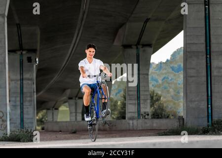 Teenager, 19 Jahre alt, fährt Fahrrad, Deutschland Stockfoto