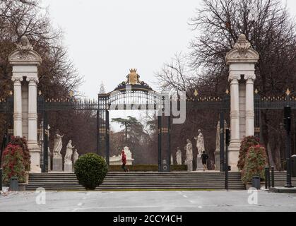 Zwei Läufer am Eingang des Retiro Parks auf Ein regnerischer Tag in Madrid Stockfoto