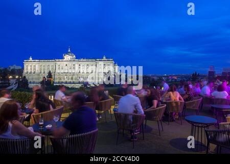 Exklusive Aussicht auf den Palacio Real und die Sabatini Gärten von der Sabatini Terrasse, Madrid Stockfoto