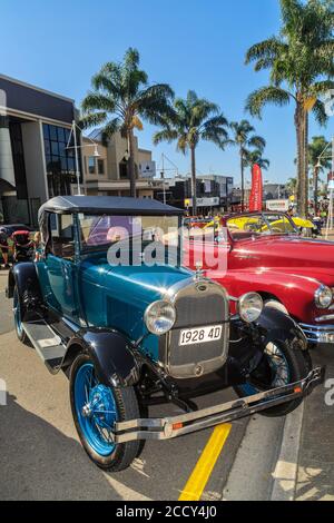 Ein glänzend blauer 1928 Ford Modell EIN Roadster, ein Oldtimer, auf einer Stadtstraße. Tauiranga, Neuseeland, April 20 2019 Stockfoto