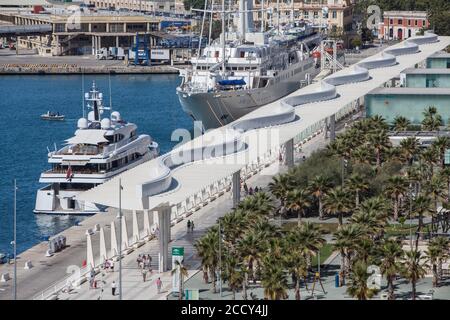 Luxusyachten und Palmeral De Las Sorpresas im Hafen von Malaga, Spanien Stockfoto