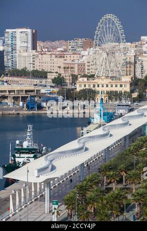 Schiffe und Palmeral De Las Sorpresas im Hafen von Malaga, Spanien Stockfoto