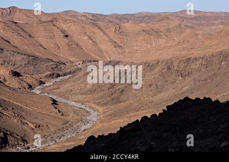 Trockenes Flussbett im Anti-Atlas, Marokko Stockfoto