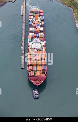 Ein Neo-Panamax Containerschiff auf der Atlantikseite im Panamakanal, Luftaufnahme, Panama Stockfoto