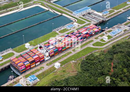 Luftaufnahme des Neo-Panamax Containerschiffes, das die dritte Schleuse auf der pazifikseite überquert, Panama Kanal, Panama Stockfoto