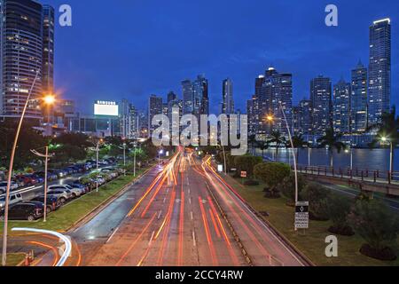 Blick auf die Stadt, Balboa Avenue und Wolkenkratzer in der Abenddämmerung, Panama City, Panama Stockfoto
