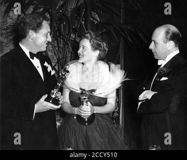 SPENCER TRACY mit seinem besten Darsteller Oscar für BOYS TOWN Und BETTE DAVIS hält ihren Oscar für die beste Schauspielerin von 1938 für JEZEBEL bei der Oscar-Verleihung 1939 in Das Biltmore Hotel in Los Angeles 23. Februar 1939 mit CEDRIC HARDWICKE, der die Preise überreichte Stockfoto