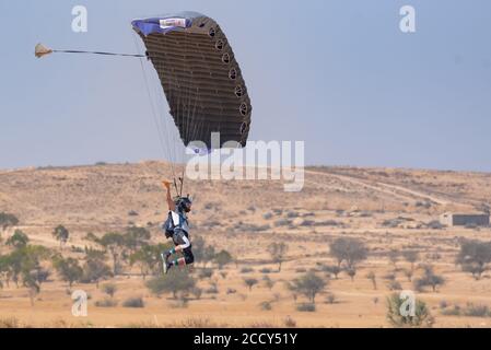 Fallschirmspringer Paragliding während des Sprungs. Kommen in Land fotografiert in Israel Stockfoto