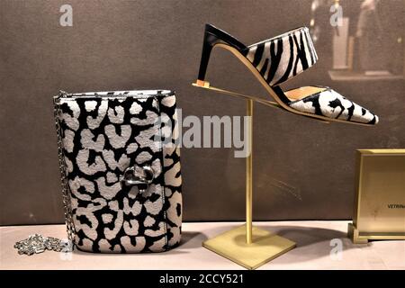 TASCHE UND SCHUHE SIND IN DER JIMMY CHOO BOUTIQUE IN AUSGESTELLT CONDOTTI STREET Stockfoto