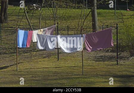 Berlin, Deutschland. April 2020. Wäschetrocknung in der Frühlingssonne auf einem Bauernhof in der Archenholdstraße, Berlin - Lichtenberg. Quelle: Manfred Krause/dpa-zentralbild/ZB/dpa/Alamy Live News Stockfoto