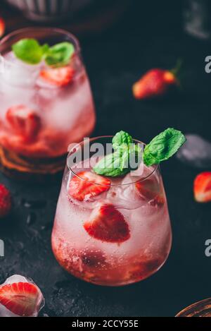 Cocktail mit Erdbeere und Gin Stockfoto
