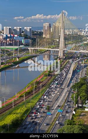 Octavio FRIAS de Oliveira Brücke über den Fluss Pinheiros im Stadtteil Morumbi, Sao Paulo, Brasilien Stockfoto