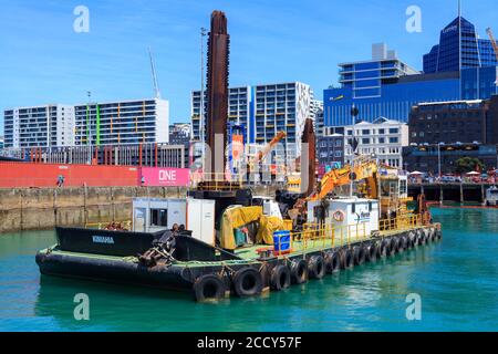 Das Baggerboot 'Kimahia' im Hafen von Auckland, Neuseeland. Auf der Rückseite des Bootes ist ein Bagger. 1/25/2020 Stockfoto