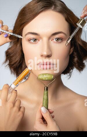 Ruhige Frau, die sich einer Hautverjüngungskur unterziehen Stockfoto