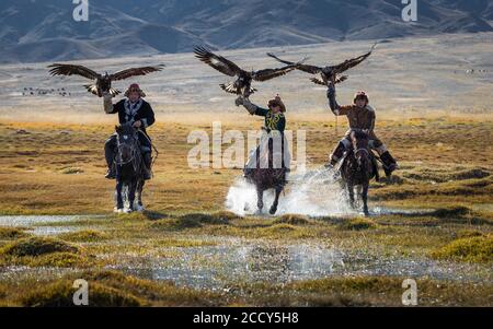 Junge Adlerjäger. Bayan-Ulgii Provinz, Mongolei Stockfoto