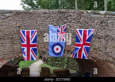 Royal Air Force Ensign Flagge und zwei Union Jack Flaggen bei der Village at war Veranstaltung, Stoke Bruerne, Northamptonshire, Großbritannien Stockfoto