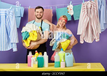 Junge attraktive Mann und Frau mit Pause während der Hausarbeit. Hausfrau hält ihren Arm auf der Schulter ihres Mannes. Close up Portrait.Spar Stockfoto