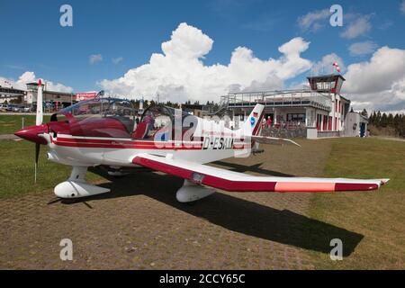 Robin-Flugzeug DR 400-180R, Niederflügelflugzeug, Holzkonstruktion, Propellerflugzeug, Segelschlepper, im Hintergrund Turm eines Flughafens, Wasserkuppe Stockfoto