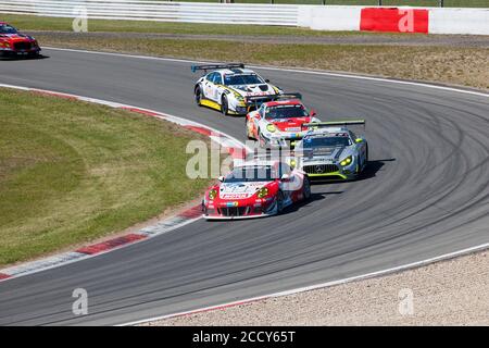 Porsche 911 GT3 R und Mercedes-AMG GT3 auf der Rennstrecke, FIA-GT3 Langstreckenrennen, 24-Stunden-Rennen, Nürburgring-Rennstrecke, Grand-Prix-Strecke Stockfoto