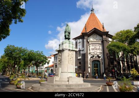 Denkmal von Joao Goncalves Zarco, Entdecker von Madeira, im Hintergrund Banco de Portugal, Funchal, Madeira, Portugal Stockfoto