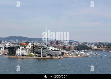 Stadtpanorama Oslo, moderne Wohngebäude im Stadtteil Tjuvholmen, Astrup Fearnley Museum of Modern Art, Strandpromenade, Oslo City Hall, Oslo Stockfoto