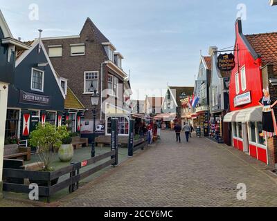 Volendam, Niederlande-Oktober 7,2019: Volendam ist eine Stadt in Nordholland, 20 Kilometer nördlich von Amsterdam. Manchmal auch die Perle der Zuiderze genannt Stockfoto