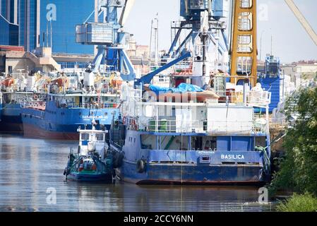 Astrachan, Russland - 08.12.2020: Frachtschiffe stehen im Hafen von Astrachan an der Wolga Stockfoto