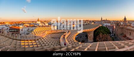 Blick über Sevilla bei Sonnenuntergang, Kathedrale von Sevilla mit Turm La Giralda, Iglesia del Salvador und Iglesia de la Anunciacion, Las Setas, Metropol Stockfoto