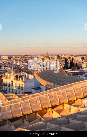 Blick über Sevilla, Sonnenuntergang, Iglesia San Luis de los Franceses, Las Setas, Metropol Parasol, gebogene Holzkonstruktion, Plaza de la Encarnacion Stockfoto