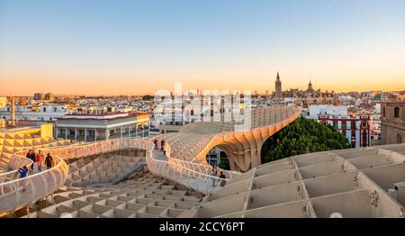 Blick über Sevilla bei Sonnenuntergang, Kathedrale von Sevilla mit Turm La Giralda und Iglesia del Salvador, Las Setas, Metropol Sonnenschirm, gebogenes Holz Stockfoto